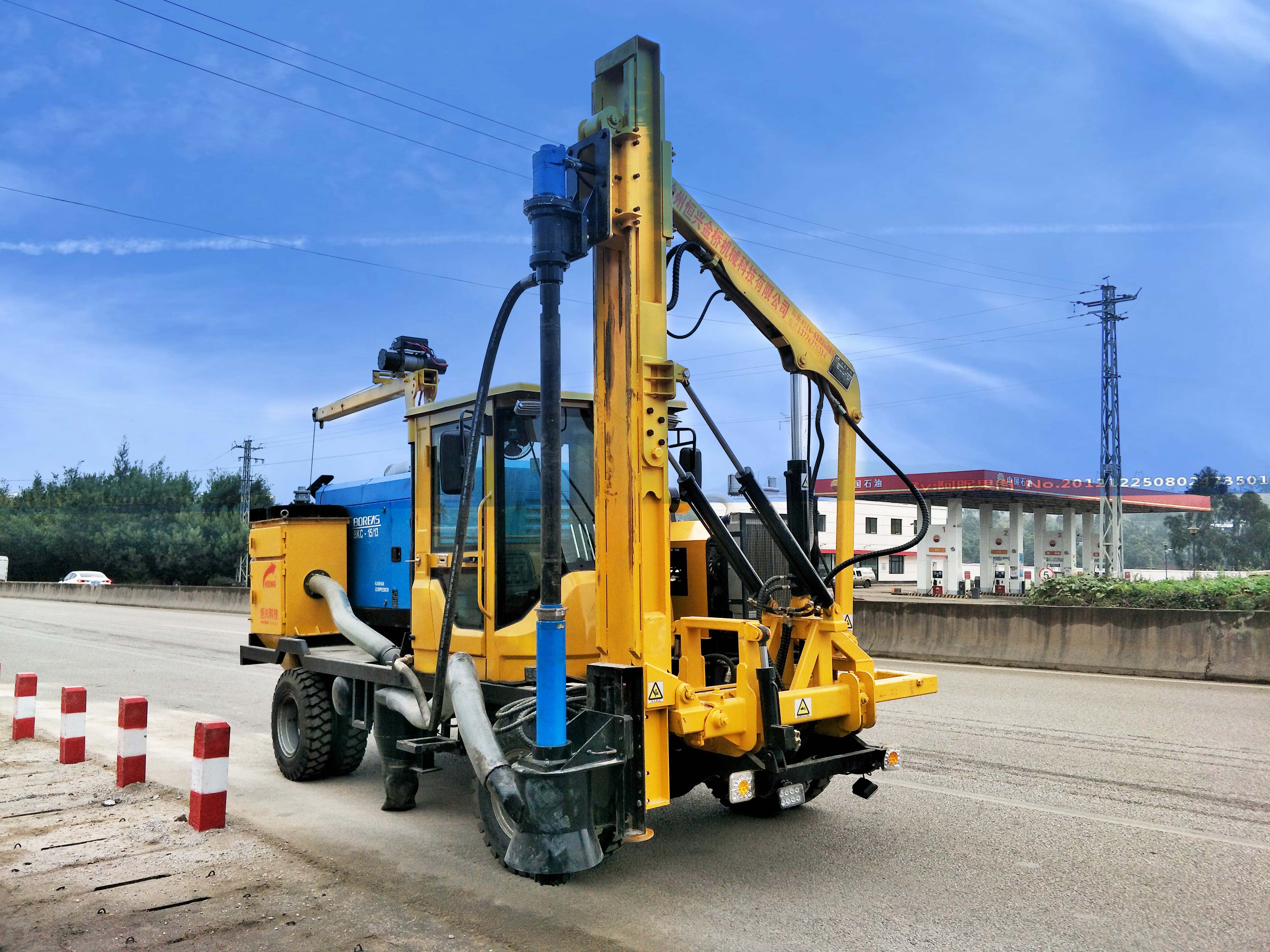HXT Pile Driver For Highway Guardrail Construction