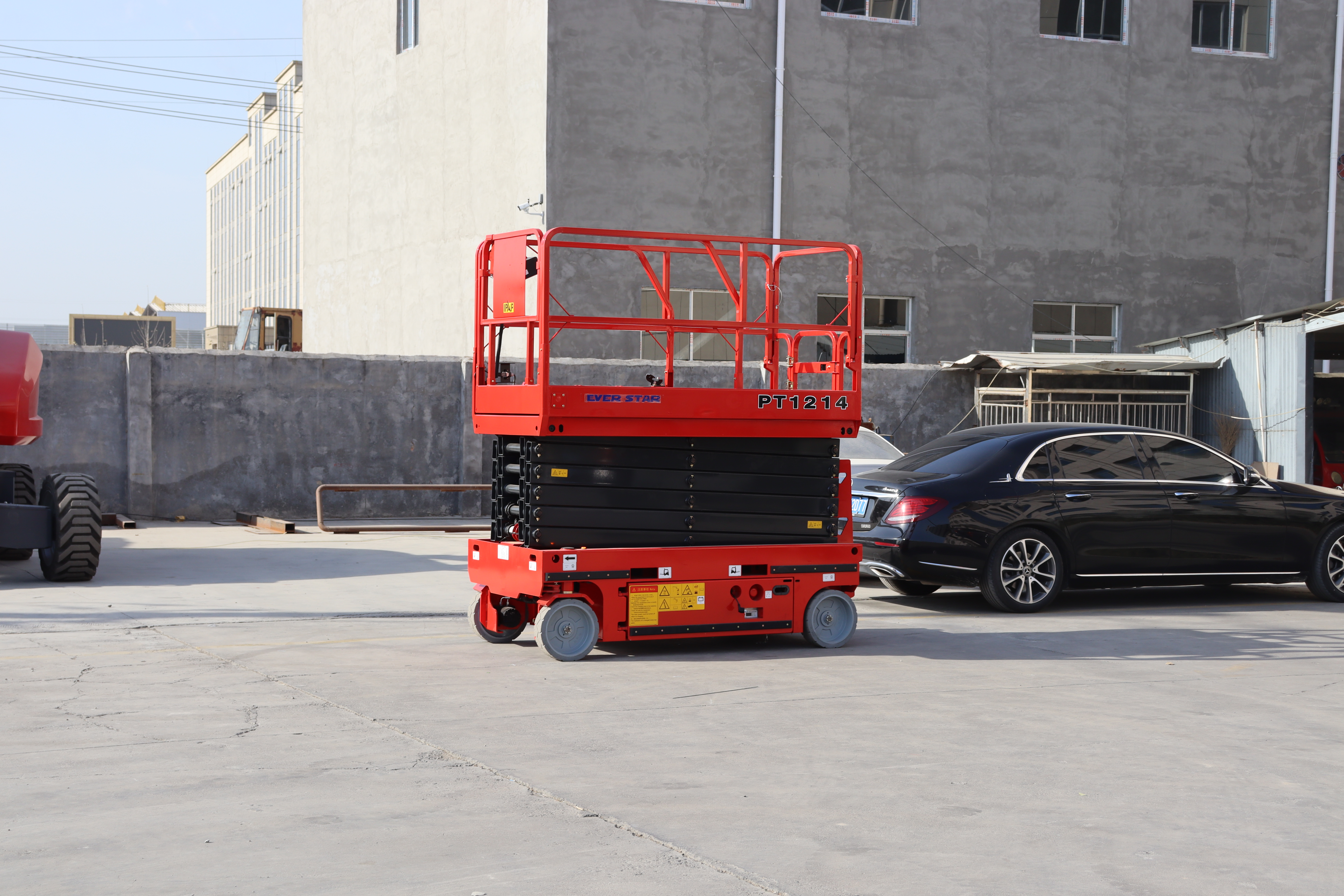 wheelchair mobile self-propelled hydraulic scissors lift platform for glass cleaning